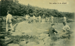 16180 Afbeelding van een groepje militairen in het Kamp van Zeist te Zeist, bezig met het maken van een mijnput.